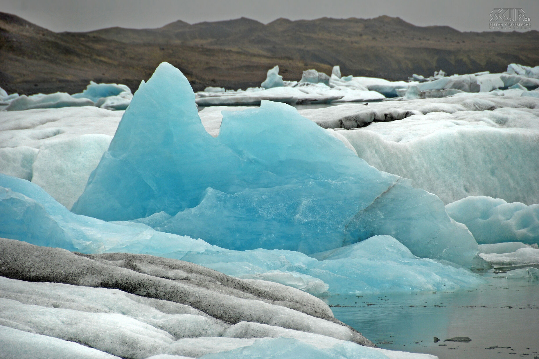 Jökulsárlon The older glacial ice often has a shining blue colour, even on a cold grey day. This is because all the air molecules have been pressed out and the water molecules absorb all colours of light except for blue. Stefan Cruysberghs